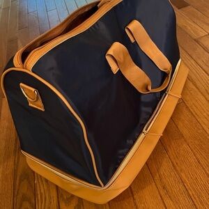 DSW Weekender Travel Bag, zip bottom compartment